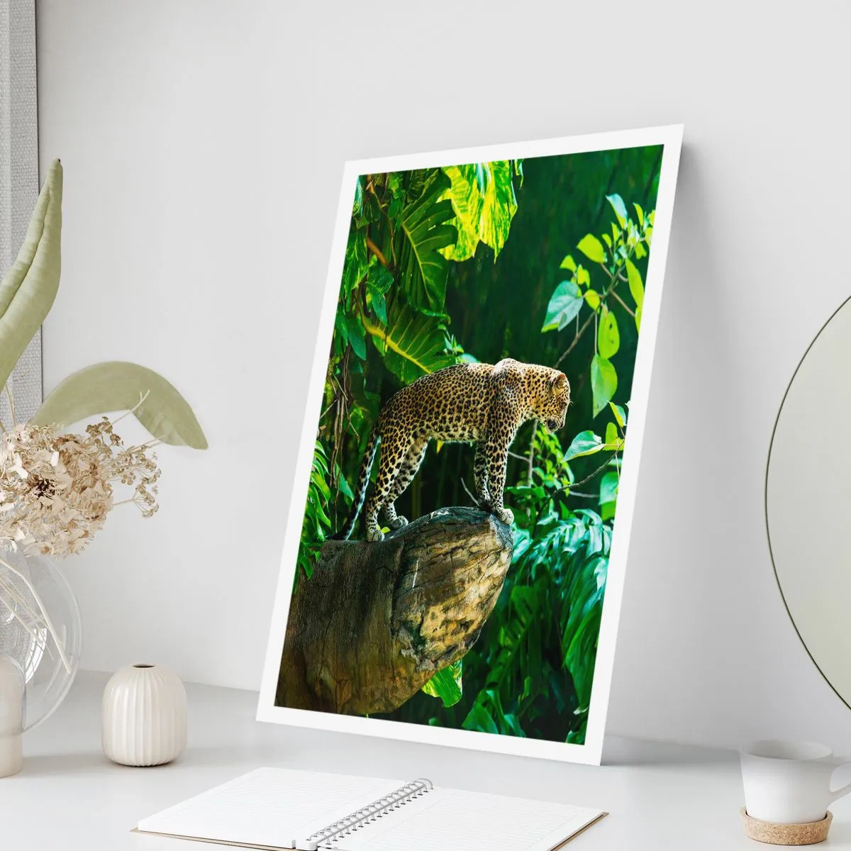 Poster - Ein Leopard steht auf einem Felsen in einem tropischen Wald - 50x70cm - Auf die Jagd? - Moderne Wanddekoration für Wohnzimmer und Schlafzimmer ARTTOR