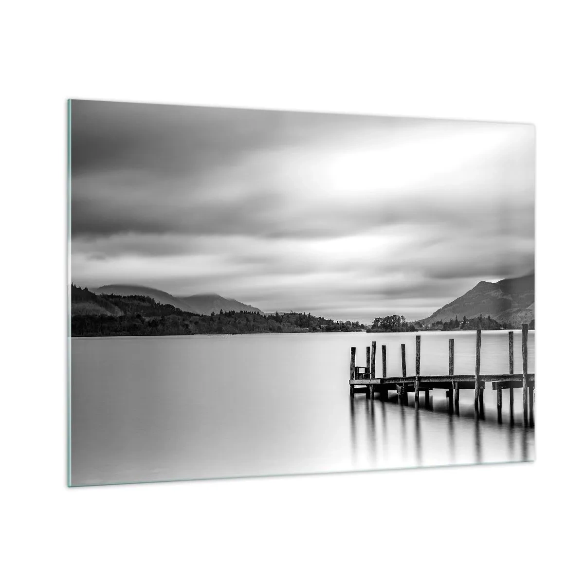 Glasbild - Bild auf glas - Schwarz-weiße Landschaft mit einem See und einem Holzsteg - 100x70cm - Milde und Kraft - Moderne Wanddekoration für Wohnzimmer und Schlafzimmer ARTTOR