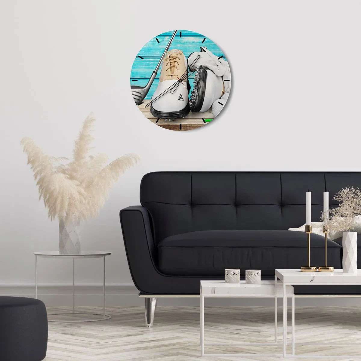 Wanduhr - Glasuhr - Golfschuhe, ein Golfschläger und Bälle vor einem blauen Holzhintergrund - 30x30cm - Alles ist bereit - Moderne Wanddekoration für Wohnzimmer, Küche und Schlafzimmer ARTTOR