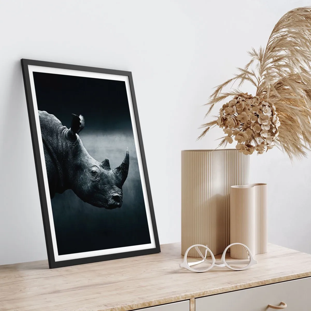 Poster in einem schwarzem Rahmen - Schwarz-Weiß-Porträt eines Nashorns vor dunklem Hintergrund - 50x70cm - Richtiges Profil - Moderne Wanddekoration für Wohnzimmer und Schlafzimmer ARTTOR