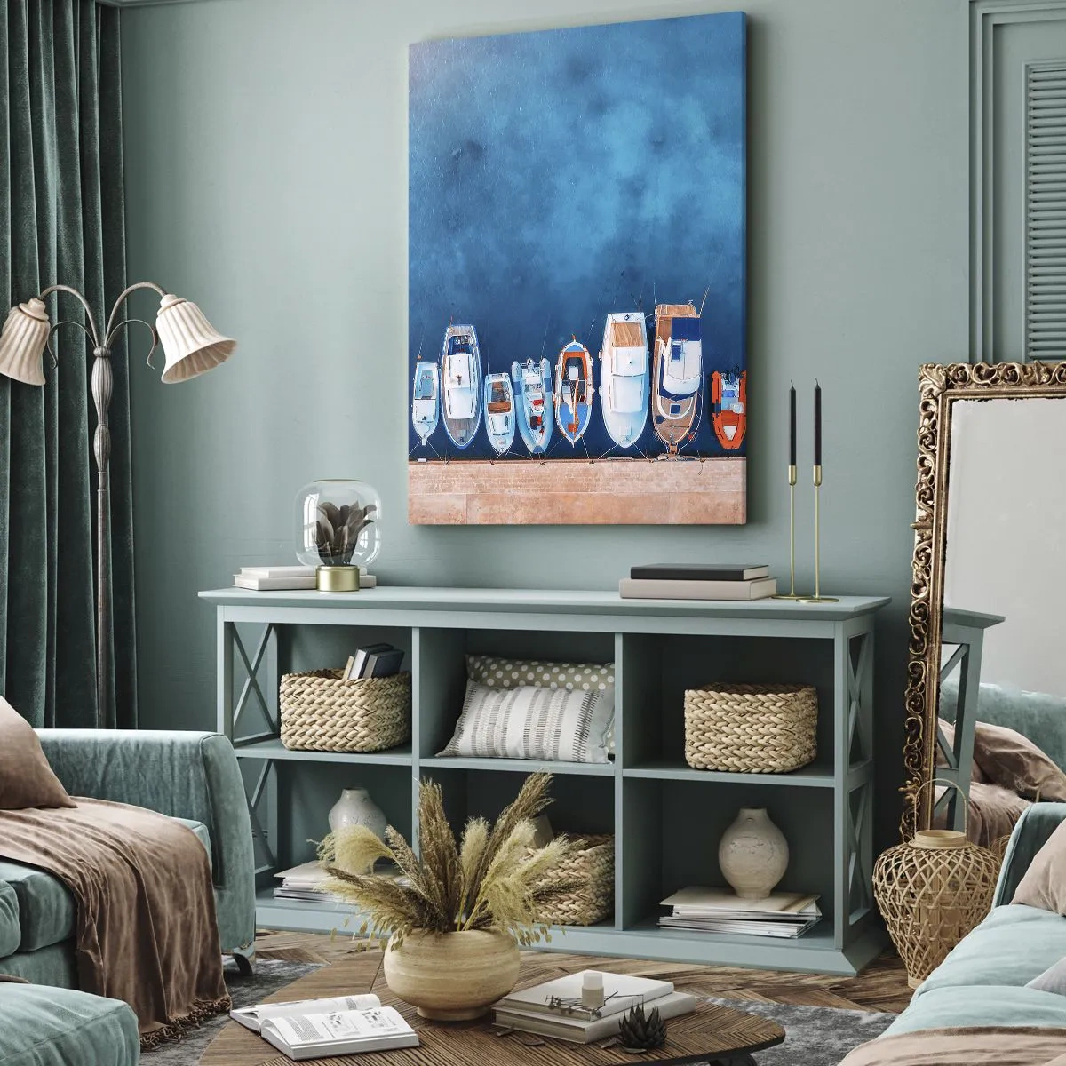 Bild auf Leinwand - Leinwandbild - Boote vertäut am Ufer vor dem blauen Wasser - 50x70cm - In einer Reihe - Moderne Wanddekoration für Wohnzimmer und Schlafzimmer ARTTOR