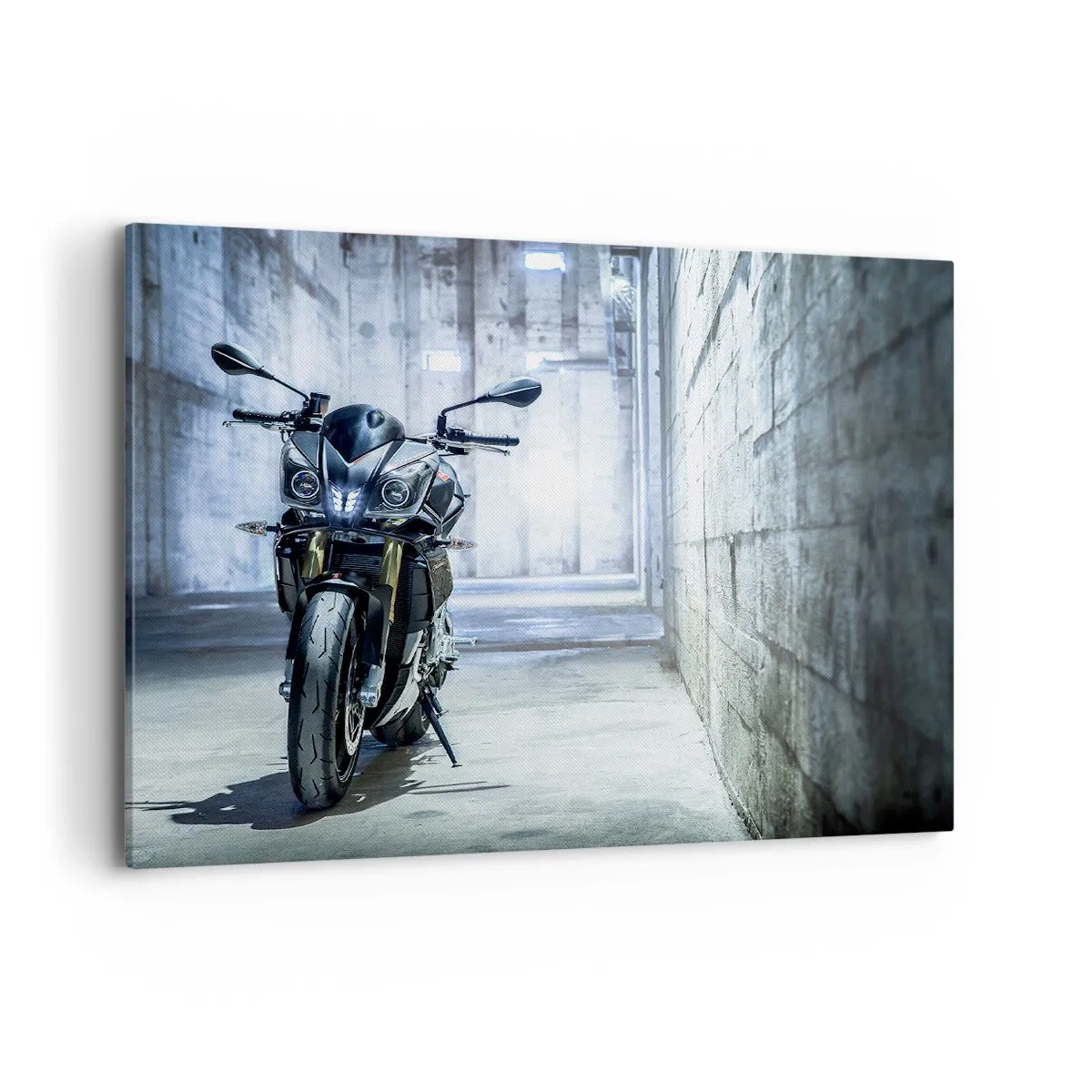 Bild auf Leinwand - Leinwandbild - Ein modernes Motorrad im industriellen Interieur - 100x70cm - Bevor der Motor brummt - Moderne Wanddekoration für Wohnzimmer und Schlafzimmer ARTTOR