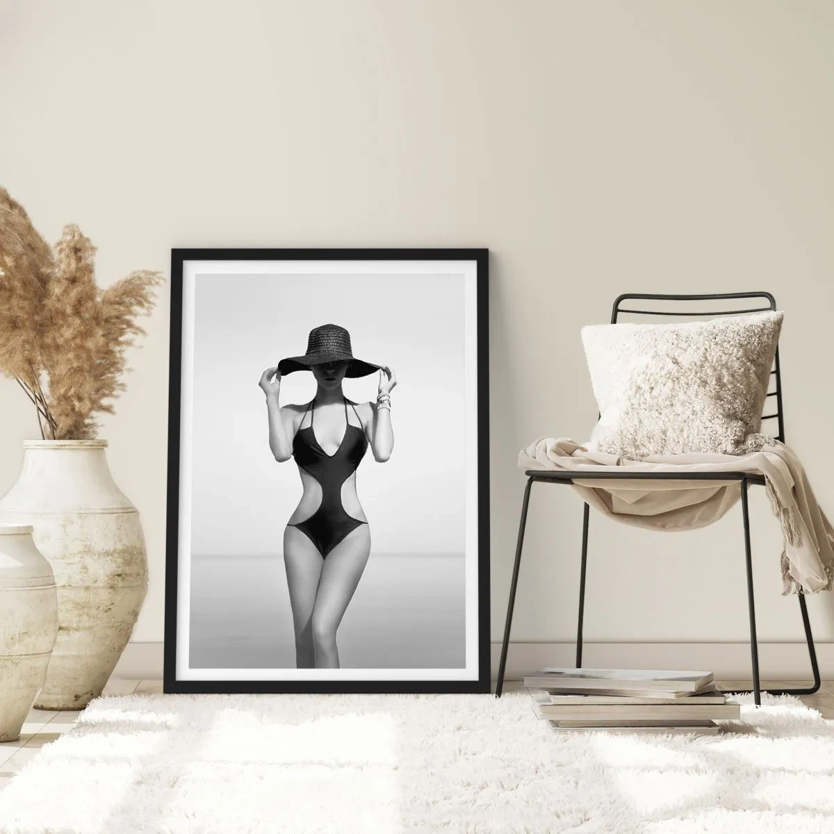 Poster in einem schwarzem Rahmen - Schwarz-Weiß-Fotografie einer Frau mit Hut und Badeanzug - 50x70cm - Mein Name ist: Eleganz - Moderne Wanddekoration für Wohnzimmer und Schlafzimmer ARTTOR