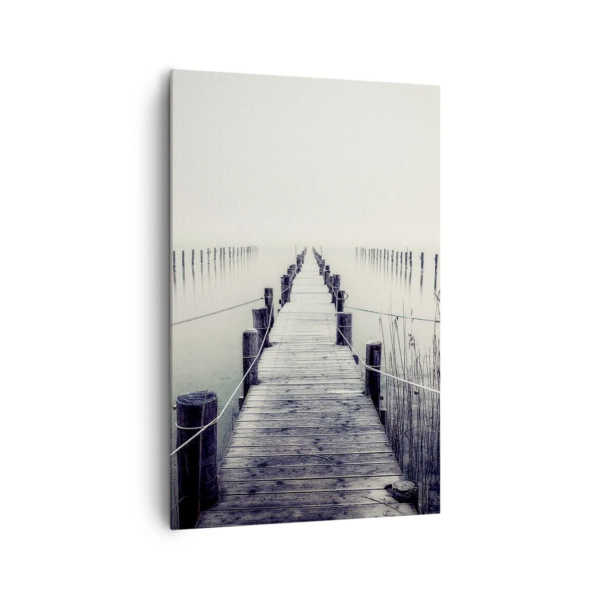 Bild auf Leinwand - Leinwandbild - Eine Holzbrücke, die in einen nebligen Raum führt - 80x120cm - Tauchen Sie in Ruhe ein - Moderne Wanddekoration für Wohnzimmer und Schlafzimmer ARTTOR