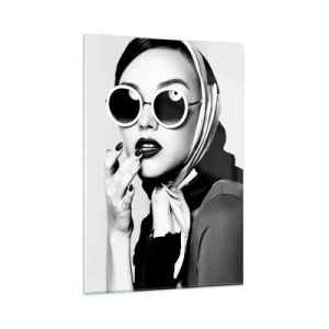 Glasbild - Bild auf glas - Schwarz-Weiß-Porträt einer Frau mit Brille und Kopftuch - 80x120cm - Grüße aus den 1960er Jahren - Moderne Wanddekoration für Wohnzimmer und Schlafzimmer ARTTOR