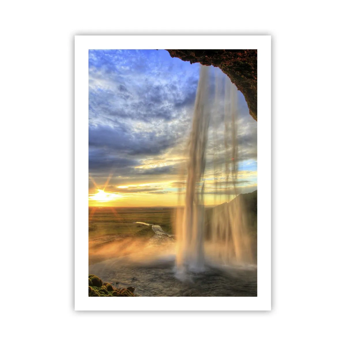 Poster - Ein Wasserfall im Licht der untergehenden Sonne vor der Kulisse einer Landschaft - 50x70cm - Die Welt hinter einem Schleier aus Tropfen - Moderne Wanddekoration für Wohnzimmer und Schlafzimmer ARTTOR