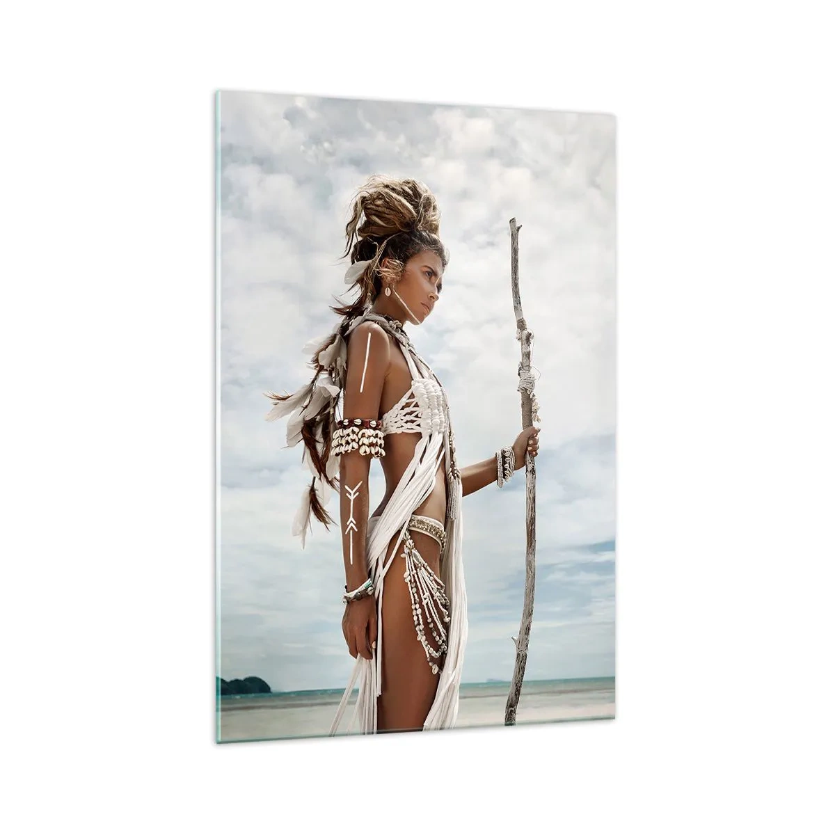 Glasbild - Bild auf glas - Stilisierte Frau am Strand mit ethnischen Ornamenten und einem Stock - 70x100cm - Königin der Tropen - Moderne Wanddekoration für Wohnzimmer und Schlafzimmer ARTTOR