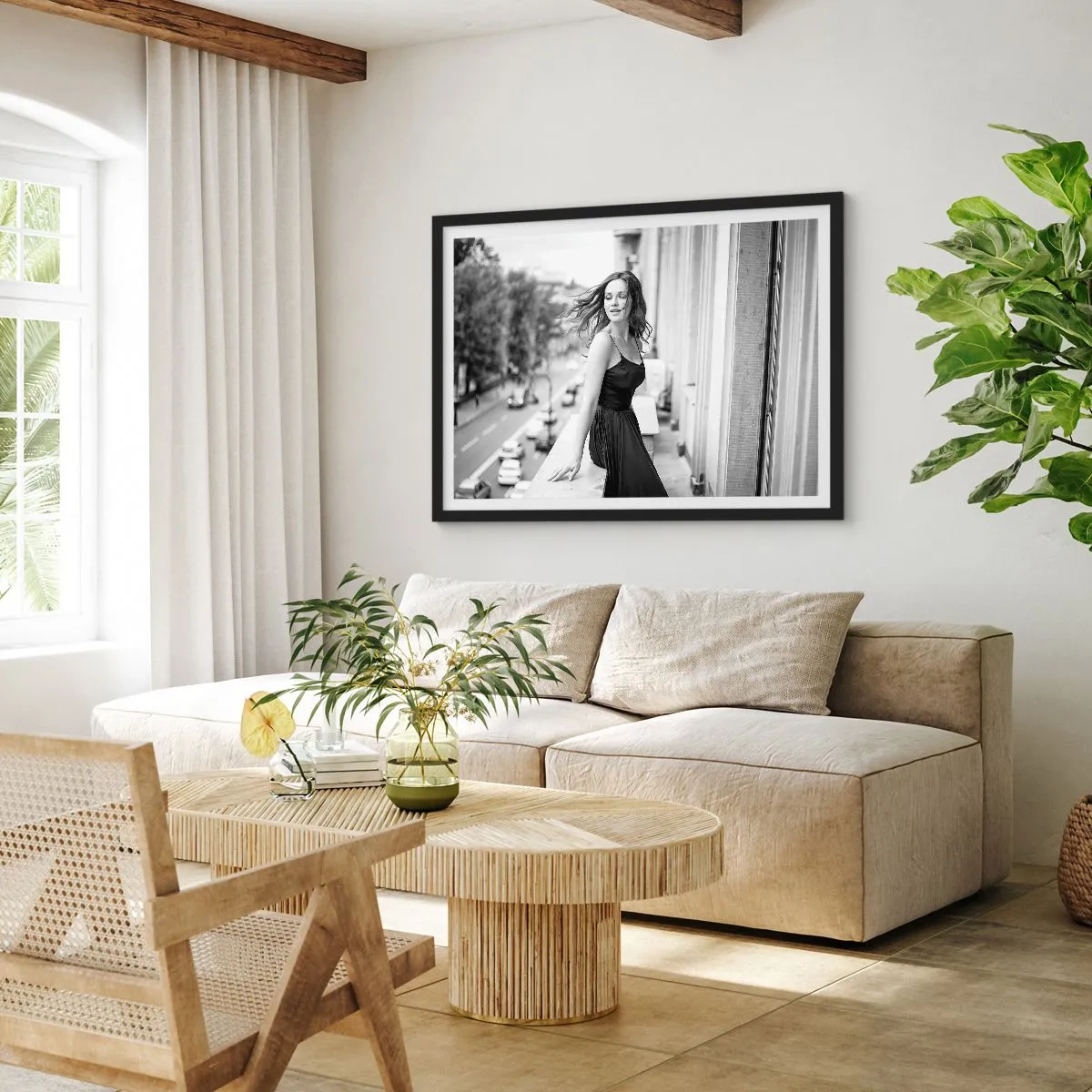 Poster in einem schwarzem Rahmen - Schwarz-Weiß-Foto einer Frau auf einem Balkon - 100x70cm - Bestimmt ein Pariser - Moderne Wanddekoration für Wohnzimmer und Schlafzimmer ARTTOR