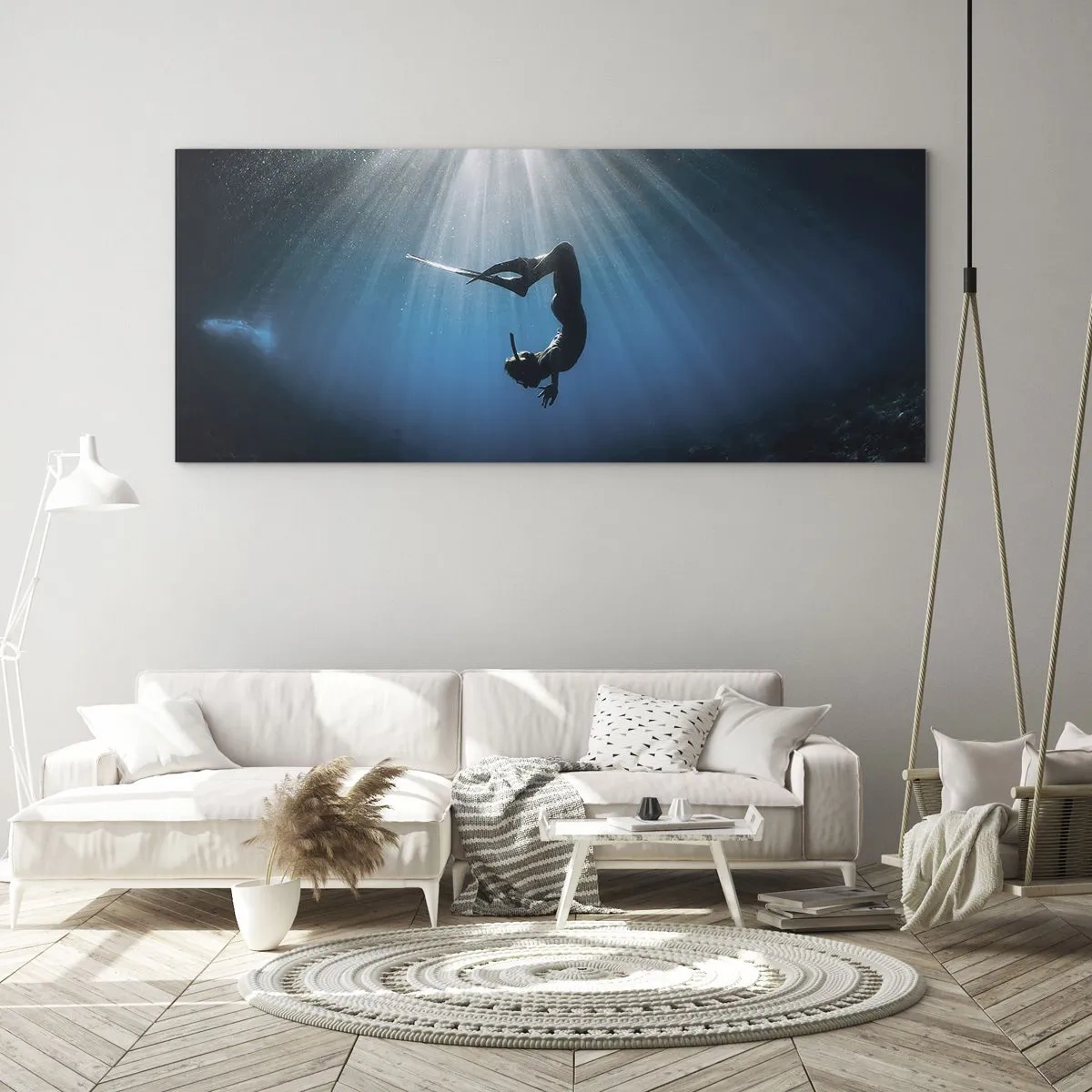 Glasbild - Bild auf glas - Ein Taucher, der in einem Lichtstrahl unter Wasser schwimmt - 120x50cm - Tanz unter Wasser - Moderne Wanddekoration für Wohnzimmer und Schlafzimmer ARTTOR