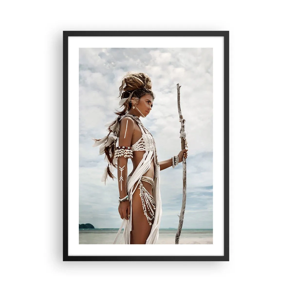 Poster in einem schwarzem Rahmen - Stilisierte Frauenfigur in tropischer Umgebung - 50x70cm - Königin der Tropen - Moderne Wanddekoration für Wohnzimmer und Schlafzimmer ARTTOR