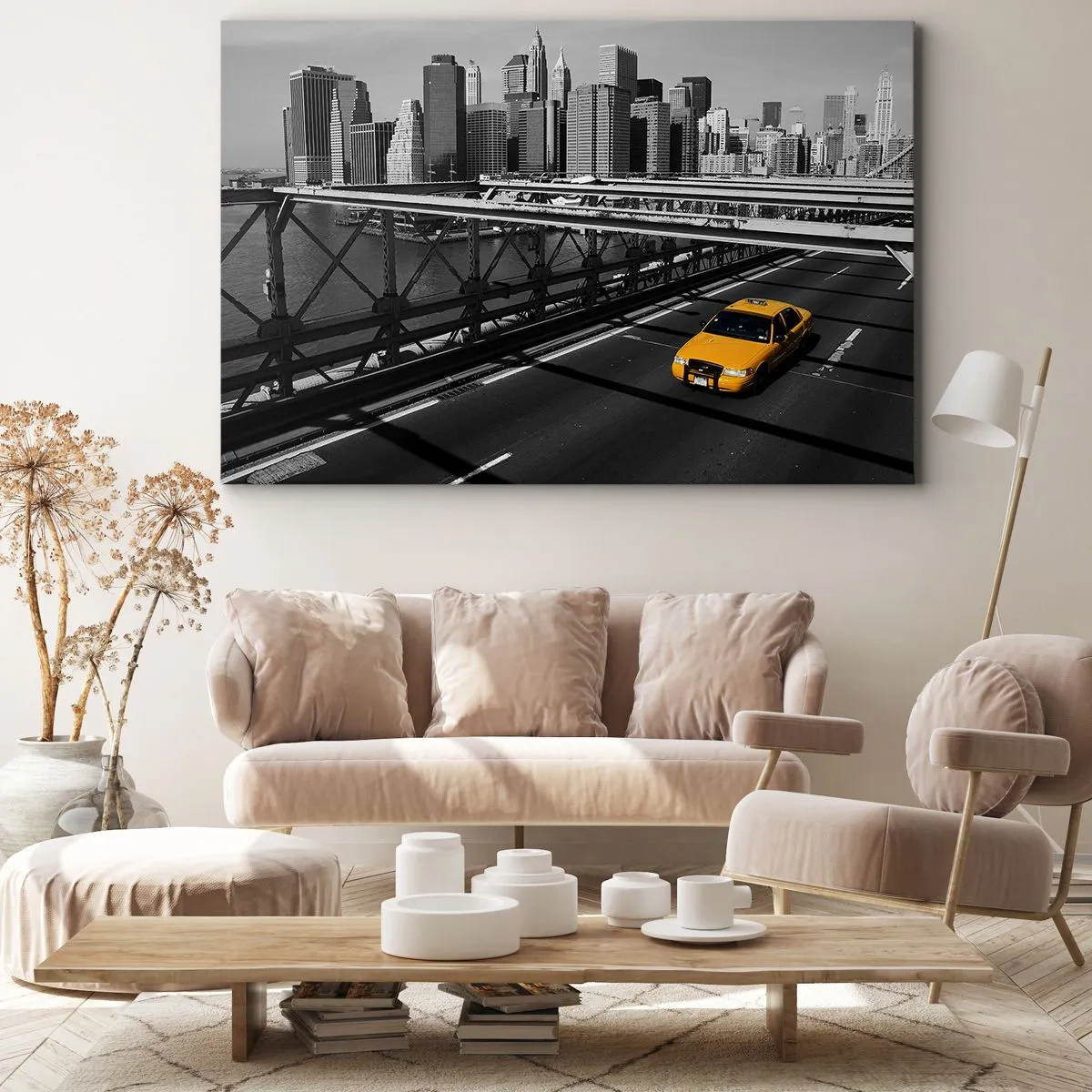 Bild auf Leinwand - Leinwandbild - Gelbes Taxi auf einer Brücke mit Blick auf die Skyline von New York - 120x80cm - Die Farbe einer Großstadt - Moderne Wanddekoration für Wohnzimmer und Schlafzimmer ARTTOR