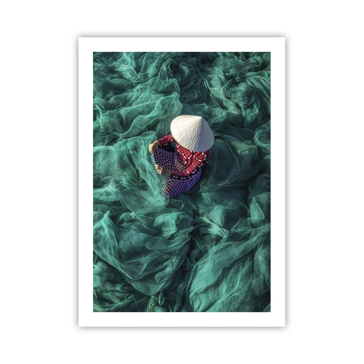 Poster - Eine Person mit Hut zwischen grünen Fischernetzen - 50x70cm - In einem Meer aus Netzen - Moderne Wanddekoration für Wohnzimmer und Schlafzimmer ARTTOR