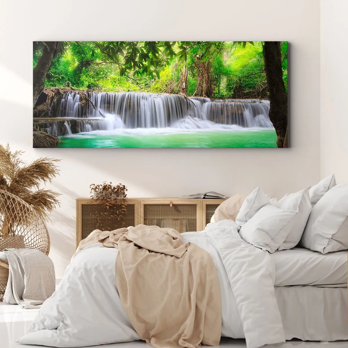 Bild auf Leinwand - Leinwandbild - Ein grüner Wasserfall, umgeben von dichter tropischer Vegetation - 120x50cm - Eine Kaskade in Grün - Moderne Wanddekoration für Wohnzimmer und Schlafzimmer ARTTOR
