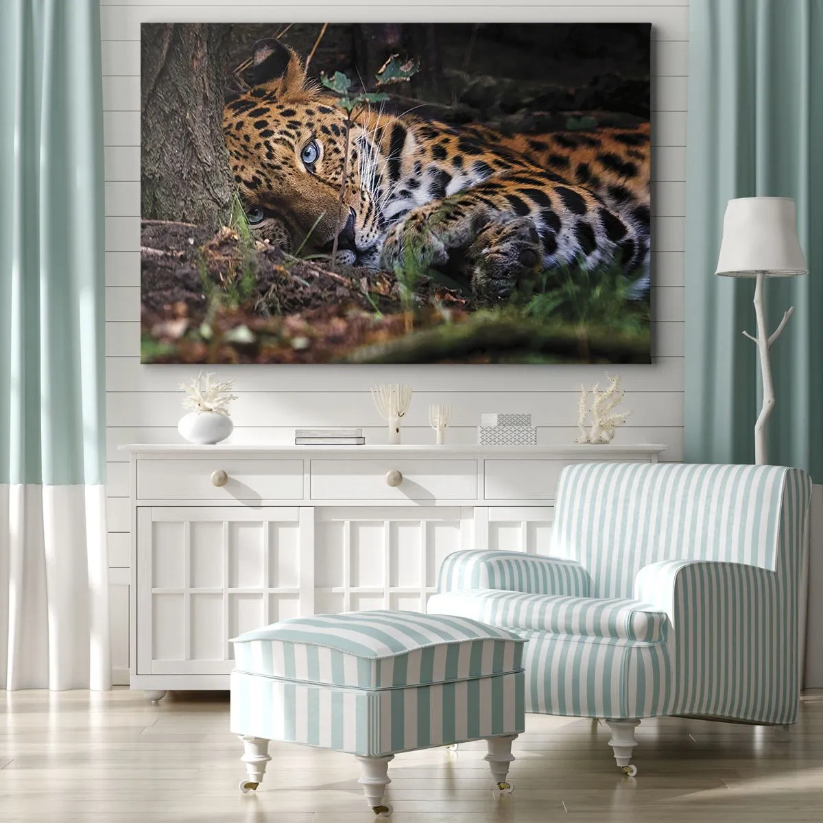 Bild auf Leinwand - Leinwandbild - Ein Leopard, der im Schatten der Bäume liegt - 70x50cm - Vertrau mir - Moderne Wanddekoration für Wohnzimmer und Schlafzimmer ARTTOR