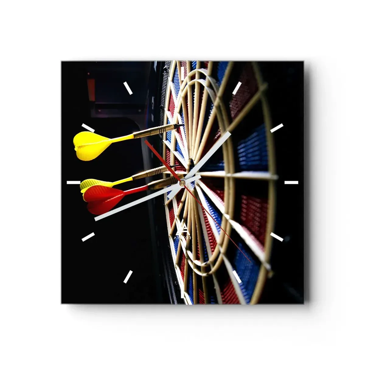 Wanduhr - Glasuhr - Eine Dartscheibe mit getroffenen Darts auf schwarzem Hintergrund - 30x30cm - Auf den Punkt gebracht - Moderne Wanddekoration für Wohnzimmer und Schlafzimmer ARTTOR