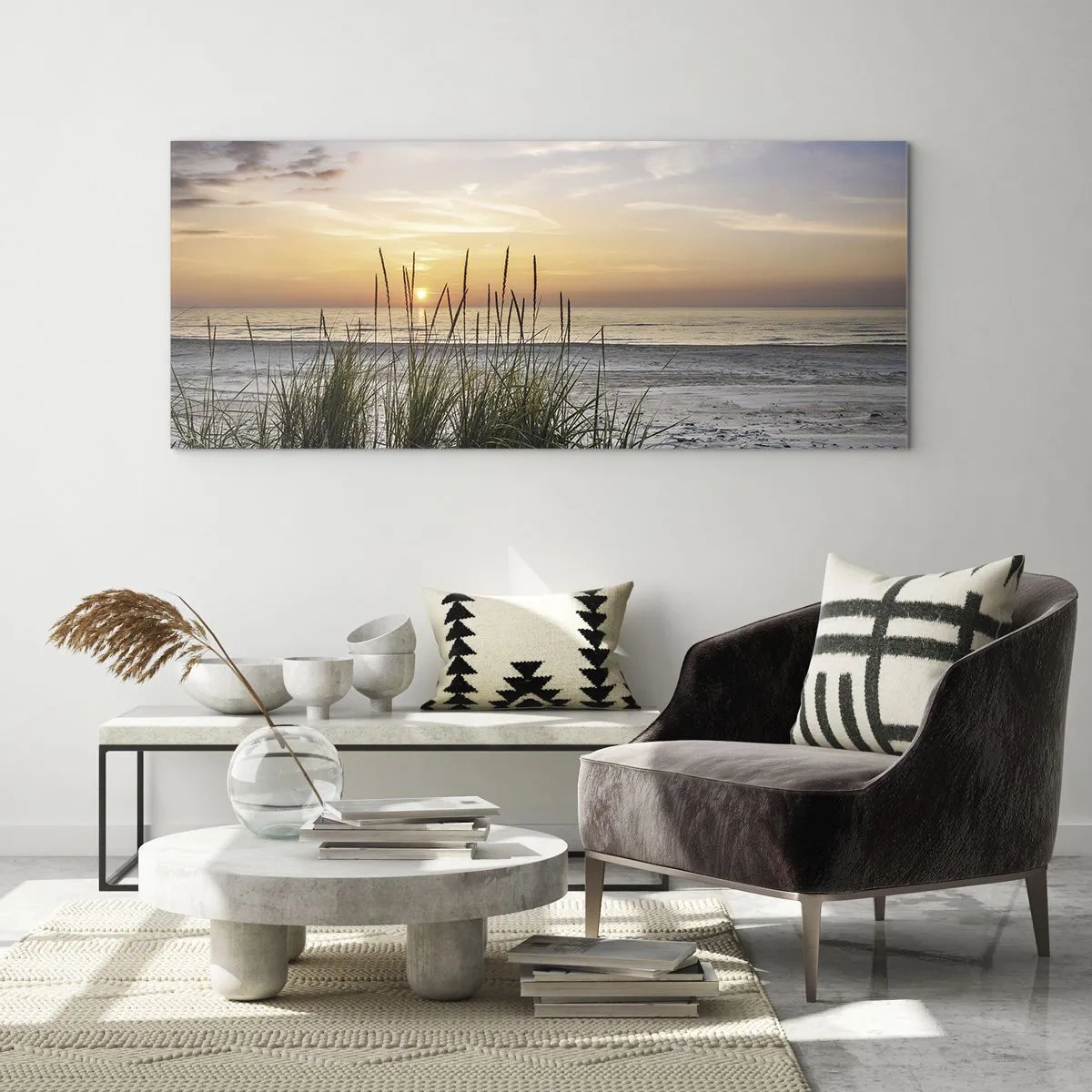 Glasbild - Bild auf glas - Ein Sandstrand bei Sonnenuntergang mit Gras im Hintergrund - 140x50cm - Schau, denk, fühl - Moderne Wanddekoration für Wohnzimmer und Schlafzimmer ARTTOR