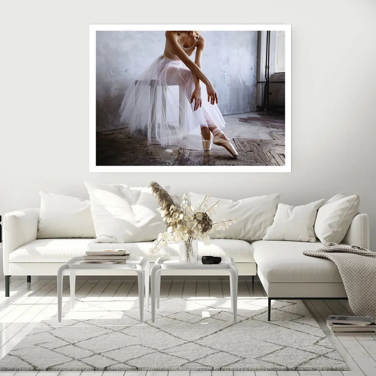 Poster - Eine Ballerina in zarter Pose vor industriellem Hintergrund - 100x70cm - Bevor die Rampe leuchtet - Moderne Wanddekoration für Wohnzimmer und Schlafzimmer ARTTOR