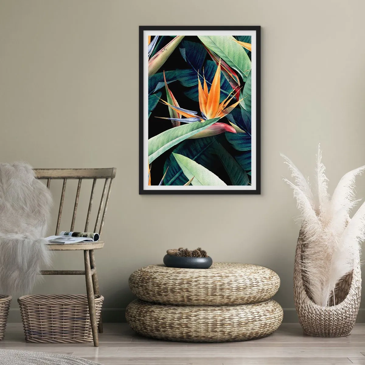 Poster in einem schwarzem Rahmen - Exotische Strelitzia-Blume auf dunklem Hintergrund - 50x70cm - Flammende Blumen der Tropen - Moderne Wanddekoration für Wohnzimmer und Schlafzimmer ARTTOR