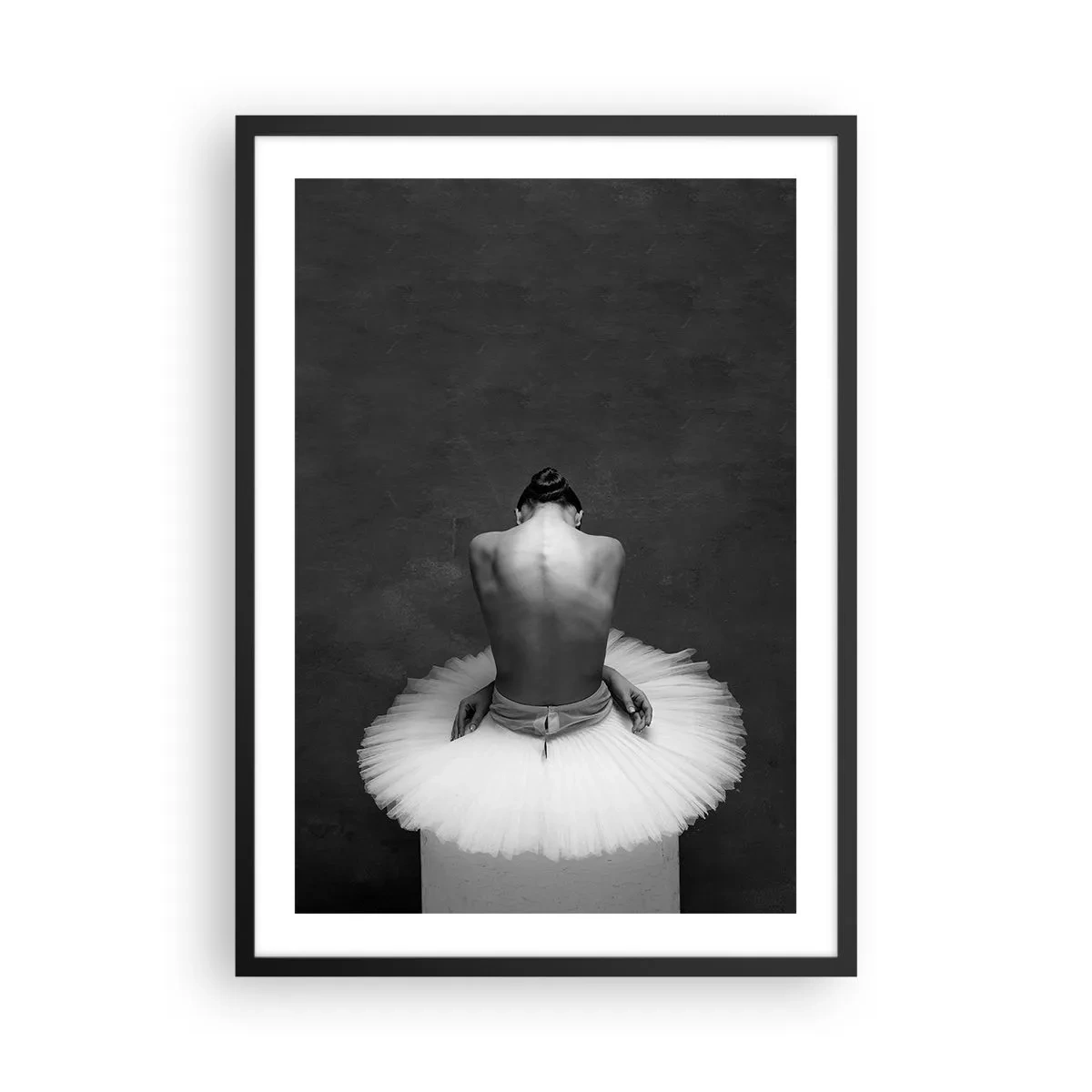 Poster in einem schwarzem Rahmen - Schwarz-Weiß-Porträt einer Ballerina, die auf einer Plattform sitzt - 50x70cm - Es blüht gerade - Moderne Wanddekoration für Wohnzimmer und Schlafzimmer ARTTOR