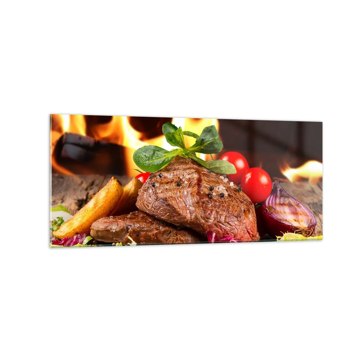 Glasbild - Bild auf glas - Gegrilltes Steak mit Beilagen vor dem Hintergrund der Flammen - 120x50cm - Von Hitze gezaubert - Moderne Wanddekoration für Wohnzimmer und Schlafzimmer ARTTOR