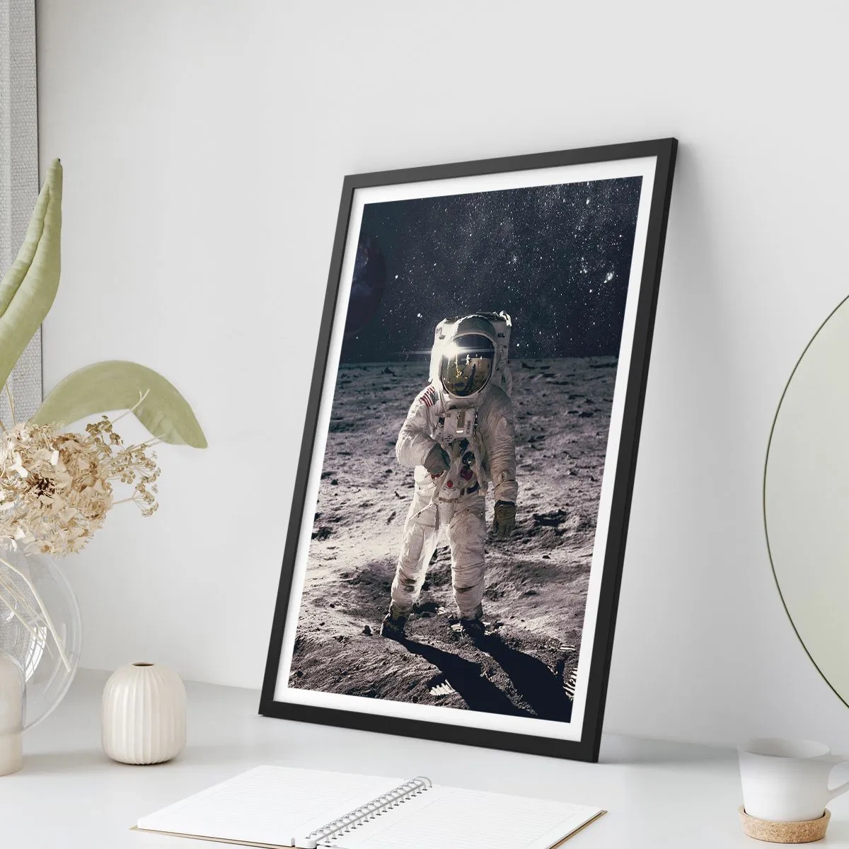 Poster in einem schwarzem Rahmen - Astronaut auf dem Mond mit Blick auf die Sterne - 50x70cm - Grüße vom Mond - Moderne Wanddekoration für Wohnzimmer und Schlafzimmer ARTTOR