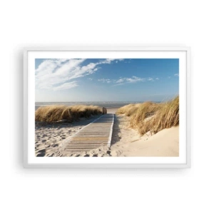 Poster in einem weißen Rahmen - Hinter der Düne, im Rauschen des Grases - 70x50 cm