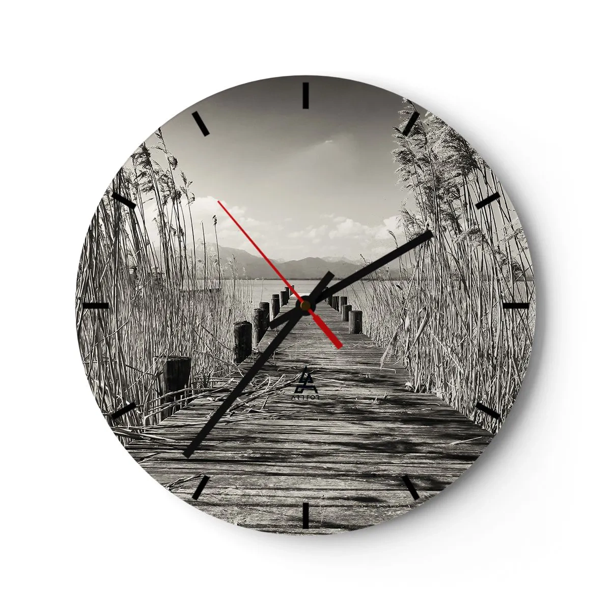 Wanduhr - Glasuhr - Eine Holzbrücke im Gras, die zum See führt - 30x30cm - In der Stille des Grases - Moderne Wanddekoration für Wohnzimmer, Küche und Schlafzimmer ARTTOR