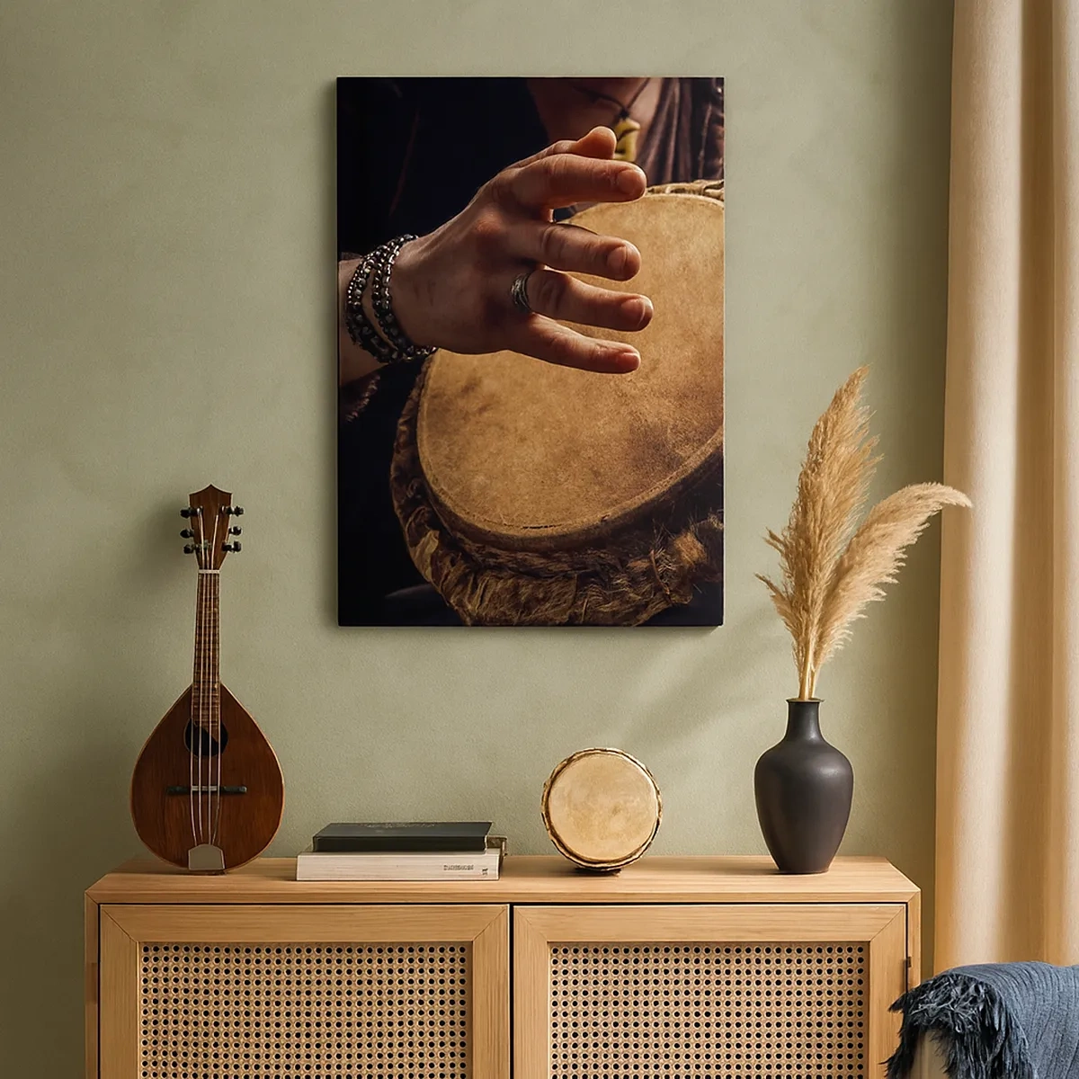 Bild auf Leinwand - Leinwandbild - Hände spielen eine traditionelle Djembe-Trommel - 50x70cm - Im Rhythmus des Herzens - Moderne Wanddekoration für Wohnzimmer und Schlafzimmer ARTTOR