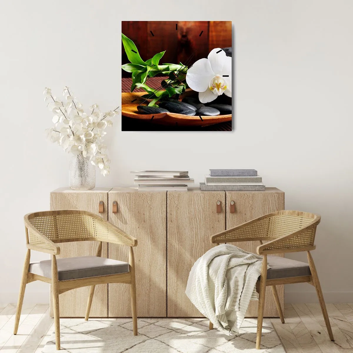 Wanduhr - Glasuhr - Weiße Orchidee mit Bambus vor einem Steinhintergrund im Zen-Stil - 30x30cm - Geben Sie sich dem Hauch der Natur hin - Moderne Wanddekoration für Wohnzimmer und Schlafzimmer ARTTOR