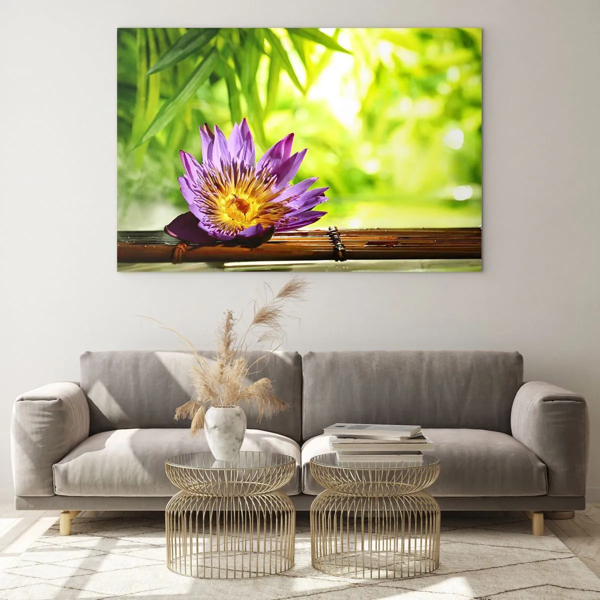 Glasbild - Bild auf glas - Lila Lotusblume auf einem Bambusbrett mit grünem Hintergrund - 70x50cm - In der asiatischen Sonne - Moderne Wanddekoration für Wohnzimmer und Schlafzimmer ARTTOR