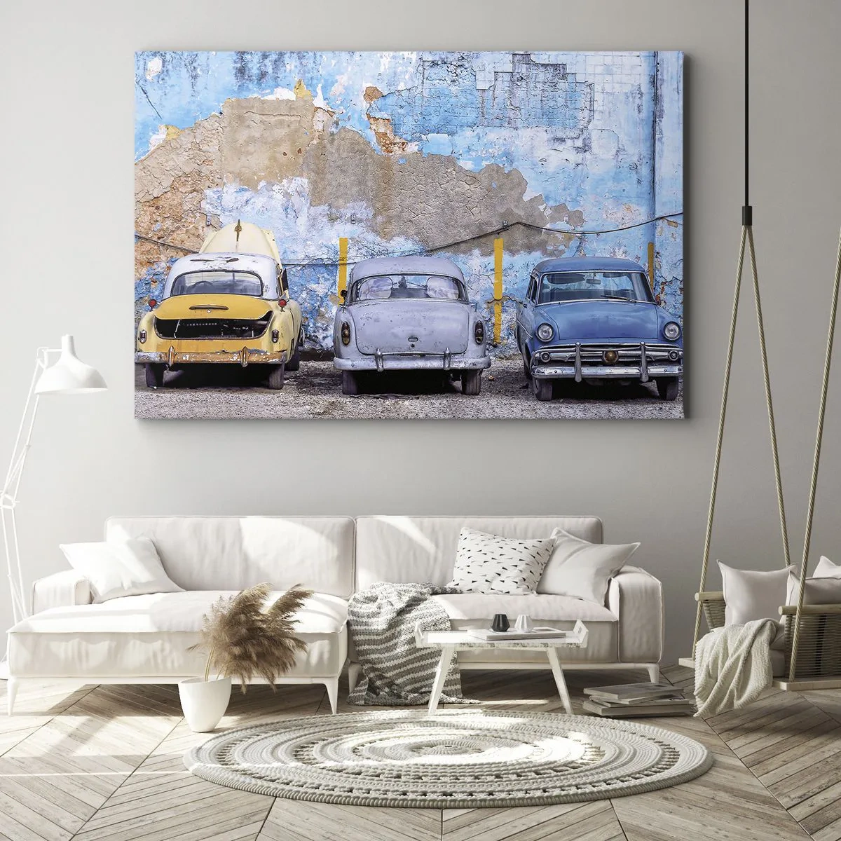 Bild auf Leinwand - Leinwandbild - Alte Autos vor dem Hintergrund einer zerstörten Mauer - 120x80cm - Treffen der Veteranen - Moderne Wanddekoration für Wohnzimmer und Schlafzimmer ARTTOR