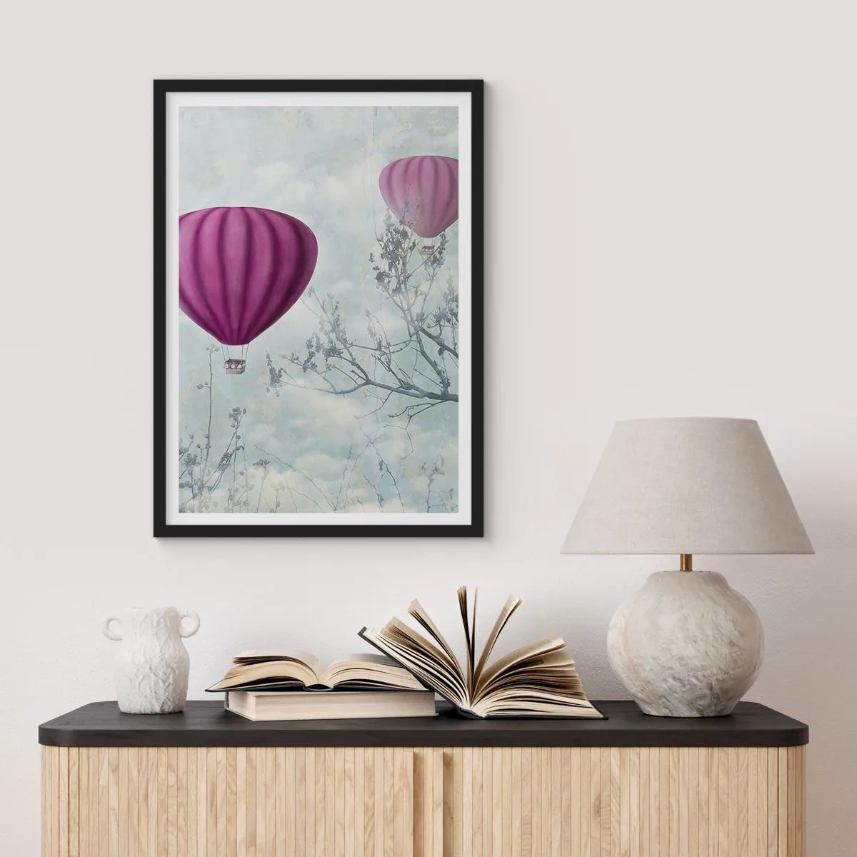 Poster in einem schwarzem Rahmen - Lila Ballons schweben zwischen den Ästen - 50x70cm - Wie Schiffe am Himmel - Moderne Wanddekoration für Wohnzimmer und Schlafzimmer ARTTOR