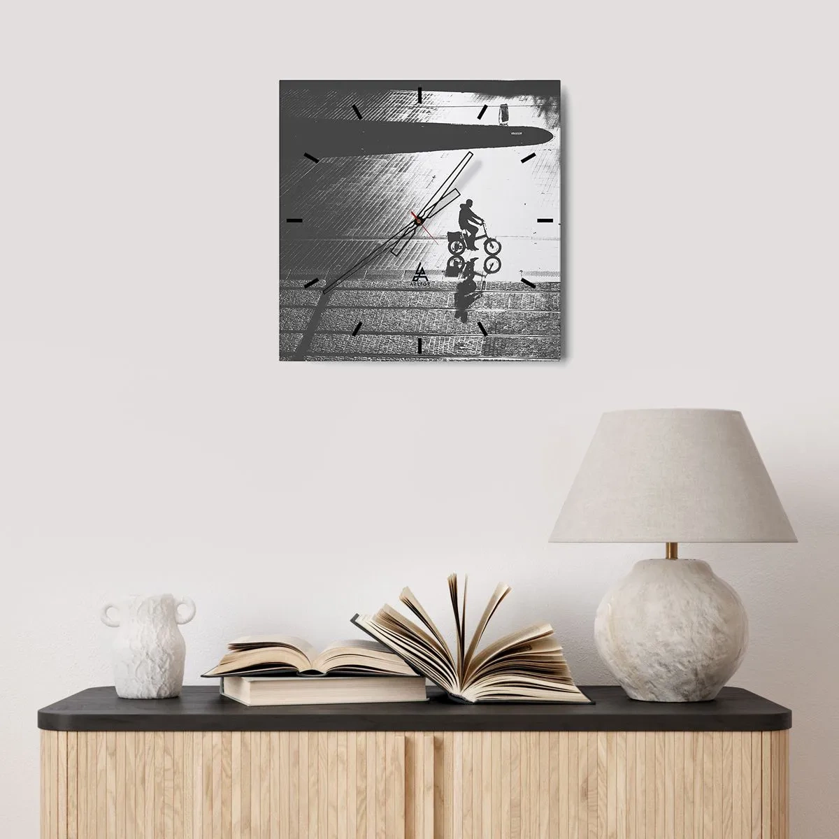 Wanduhr - Glasuhr - Schwarz-weiße Silhouette eines Radfahrers auf einer nassen Straße - 30x30cm - Vor sich hin durch die Stadt - Moderne Wanddekoration für Wohnzimmer und Schlafzimmer ARTTOR