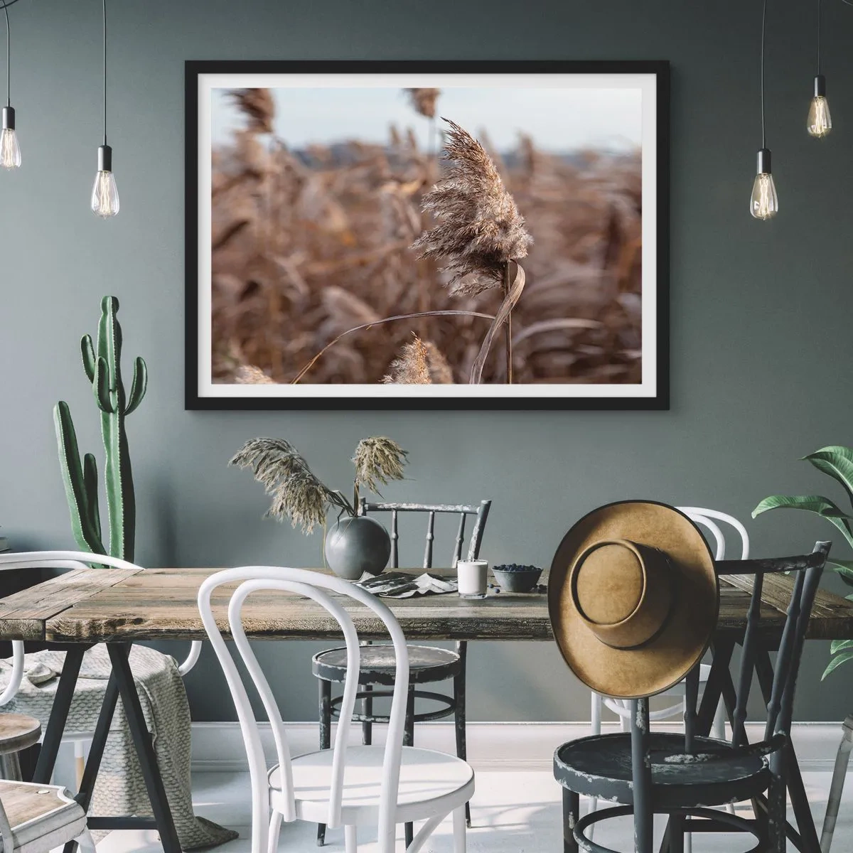 Poster in einem schwarzem Rahmen - Zarte Gräser in Beigetönen vor dem Hintergrund der Natur - 100x70cm - Zeit, mit dem Wind zu gehen - Moderne Wanddekoration für Wohnzimmer und Schlafzimmer ARTTOR