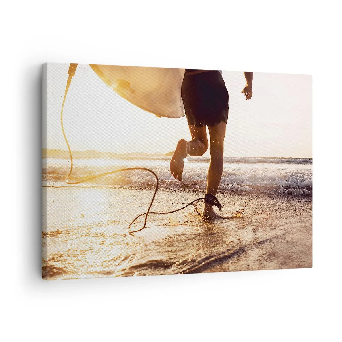 Bild auf Leinwand - Leinwandbild - Ein Surfer läuft mit seinem Brett in der Sonne am Strand entlang. - 70x50cm - Um die Welle zu treffen - Moderne Wanddekoration für Wohnzimmer und Schlafzimmer ARTTOR