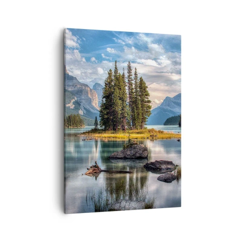 Bild auf Leinwand - Leinwandbild - Eine Berglandschaft mit einer Insel, umgeben von einem ruhigen See - 50x70cm - An dem tollen und sauberen Wasser ... - Moderne Wanddekoration für Wohnzimmer und Schlafzimmer ARTTOR