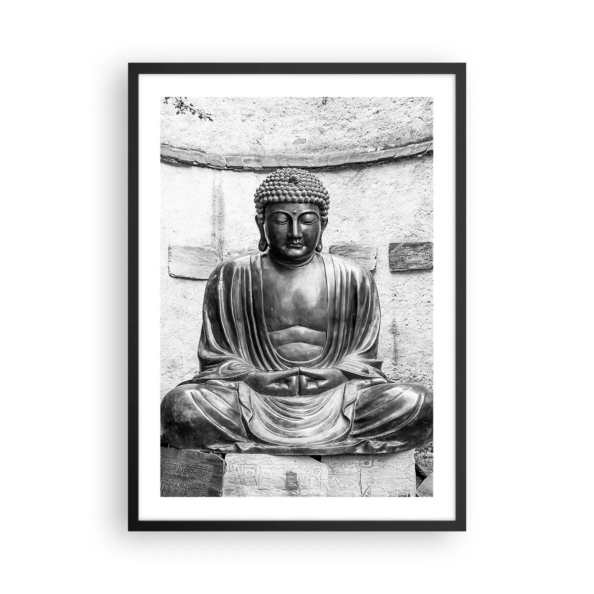 Poster in einem schwarzem Rahmen - Eine Skulptur von Buddha in meditativer Haltung in monochromen Tönen - 50x70cm - An der Quelle des Friedens - Moderne Wanddekoration für Wohnzimmer und Schlafzimmer ARTTOR