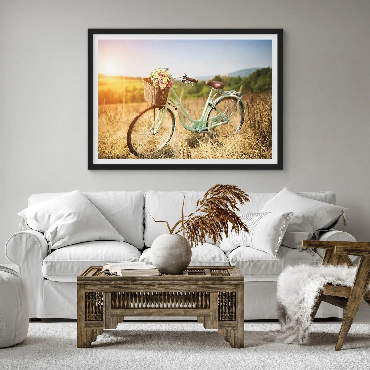 Poster in einem schwarzem Rahmen - Ein Retro-Fahrrad mit einem Korb voller Blumen vor einem Wiesenhintergrund. - 70x50cm - Ich bleibe eine Weile hier - Moderne Wanddekoration für Wohnzimmer und Schlafzimmer ARTTOR