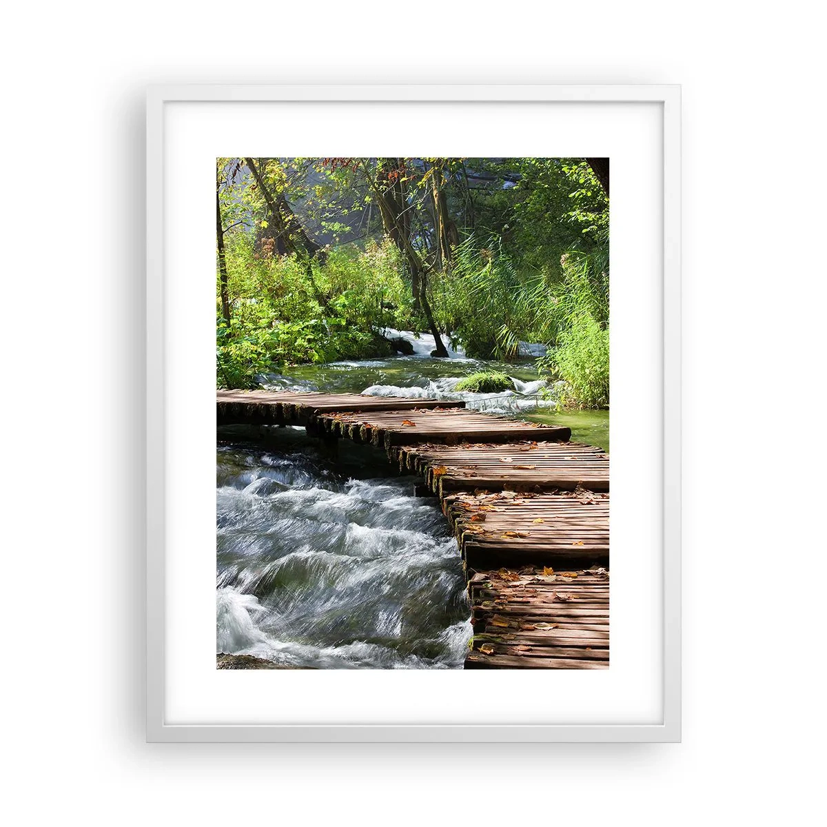 Poster in einem weißen Rahmen - Über der schaumigen Kaskade - 40x50 cm