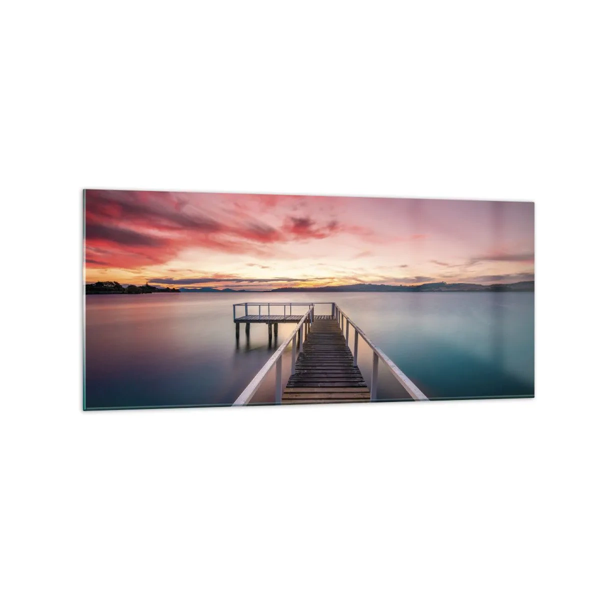 Glasbild - Bild auf glas - Ein Steg, der bei Sonnenuntergang zu einem ruhigen See führt - 120x50cm - Die sanfte Flamme des Abends - Moderne Wanddekoration für Wohnzimmer und Schlafzimmer ARTTOR