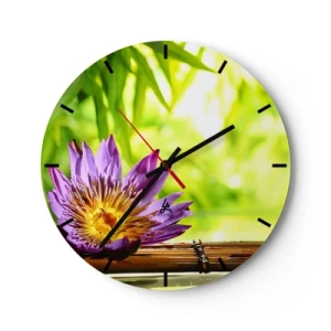 Wanduhr - Glasuhr - Lila Lotusblüte vor einem Hintergrund aus Bambus und Grün - 30x30cm - In der asiatischen Sonne - Moderne Wanddekoration für Wohnzimmer, Küche und Schlafzimmer ARTTOR