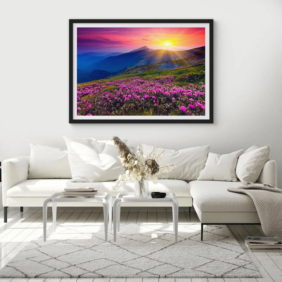 Poster in einem schwarzem Rahmen - Eine blühende Wiese mit Blick auf die Berge bei Sonnenuntergang - 70x50cm - … Und drumherum duftet es nach Latschenkiefer und dem Duft von Kräutern - Moderne Wanddekoration für Wohnzimmer und Schlafzimmer ARTTOR