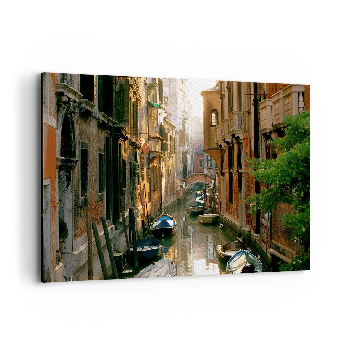 Bild auf Leinwand - Leinwandbild - Ein malerischer Kanal in Venedig mit Booten und einer Brücke - 120x80cm - In einer venezianischen Gasse - Moderne Wanddekoration für Wohnzimmer und Schlafzimmer ARTTOR