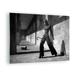 Glasbild - Bild auf glas - Schwarz-Weiß-Fotografie einer Frau in elegantem Outfit in urbaner Umgebung. - 70x50cm - Urbane Eleganz - Moderne Wanddekoration für Wohnzimmer und Schlafzimmer ARTTOR