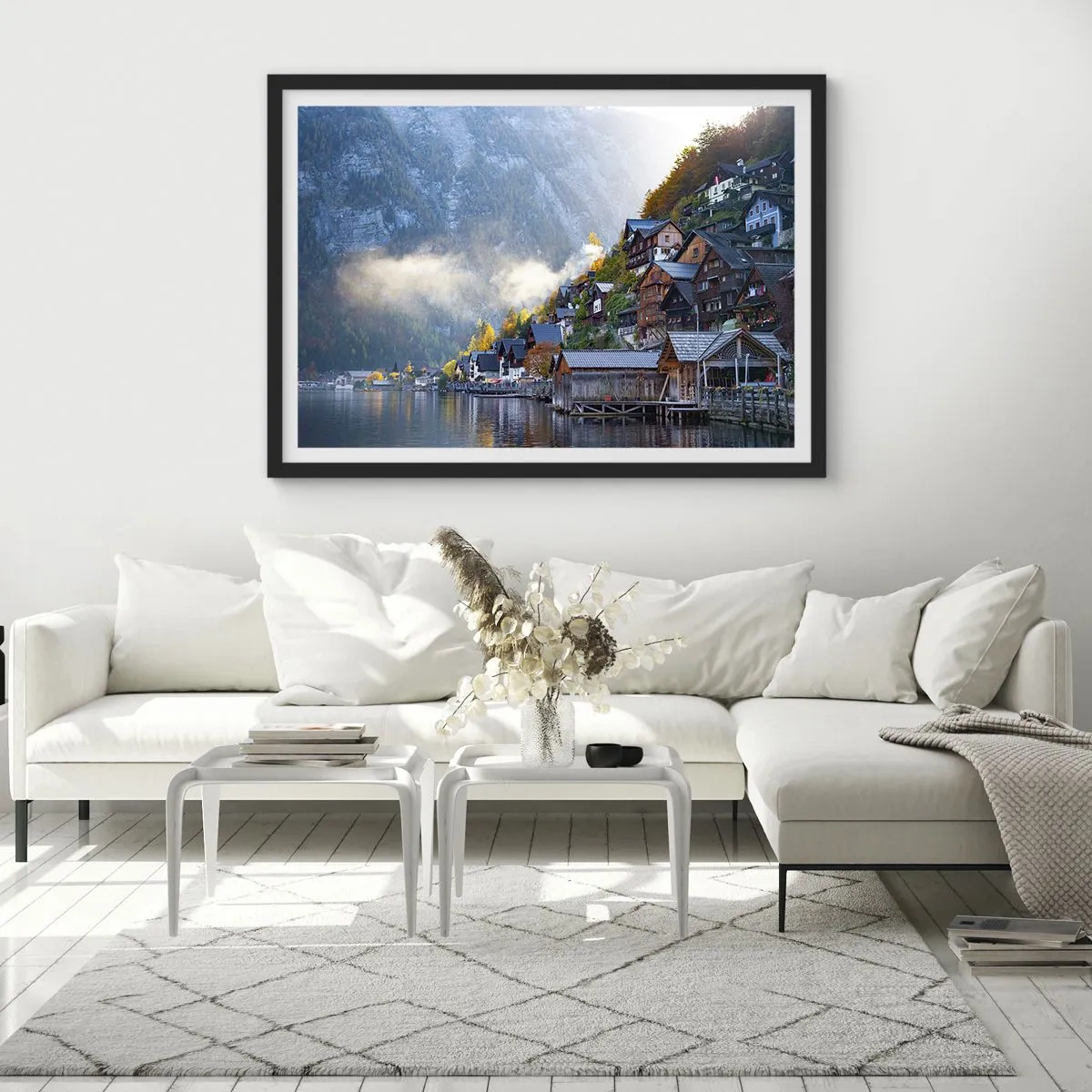 Poster in einem schwarzem Rahmen - Ein Bergdorf an einem See in herbstlicher Landschaft - 70x50cm - Alpenatmosphäre - Moderne Wanddekoration für Wohnzimmer und Schlafzimmer ARTTOR