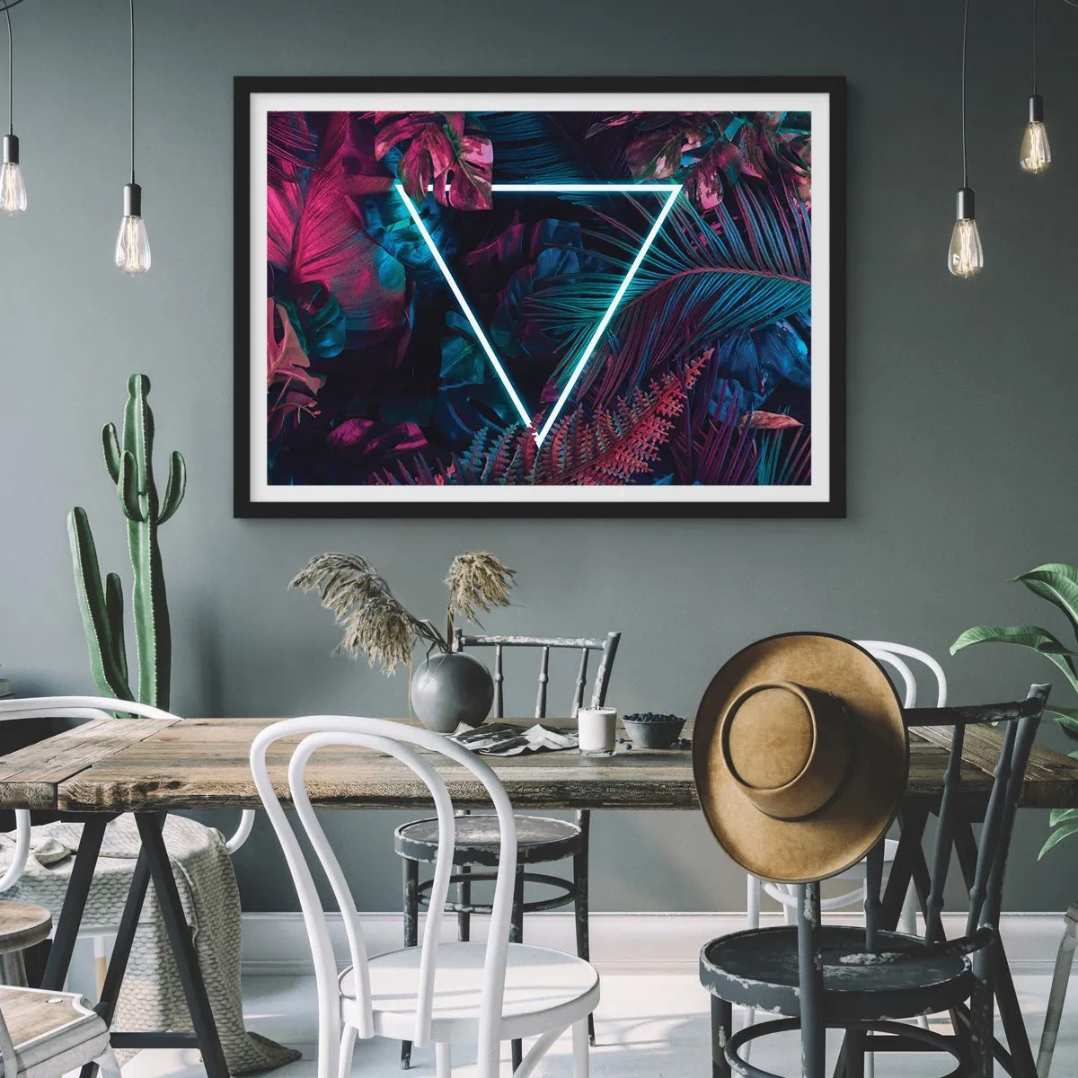 Poster in einem schwarzem Rahmen - Ein Neondreieck, umgeben von tropischen Blättern in dunklen Farben. - 100x70cm - Garten im Disco-Stil - Moderne Wanddekoration für Wohnzimmer und Schlafzimmer ARTTOR