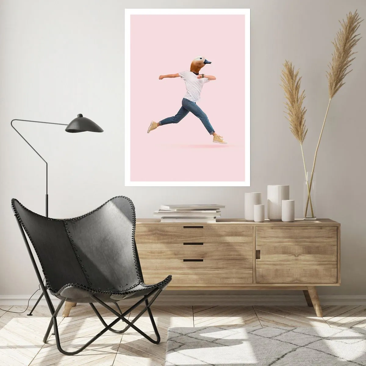 Poster - Eine laufende Figur mit einem Vogelkopf auf rosa Hintergrund - 50x70cm - Eine Prise Absurdität - Moderne Wanddekoration für Wohnzimmer und Schlafzimmer ARTTOR