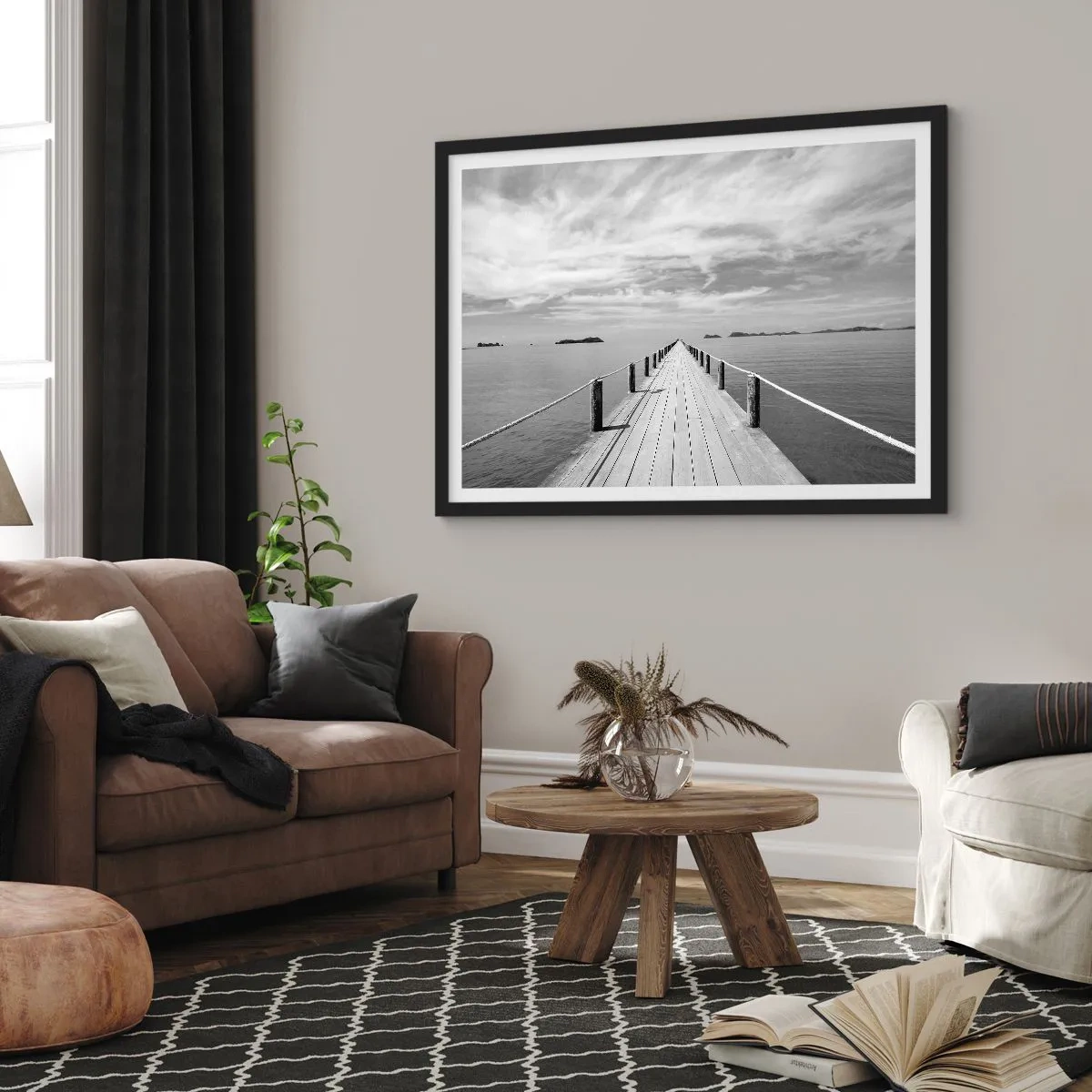 Poster in einem schwarzem Rahmen - Ein Holzsteg, der über ein ruhiges Meer in die Ferne führt - 70x50cm - Oder vielleicht eine Reise ... - Moderne Wanddekoration für Wohnzimmer und Schlafzimmer ARTTOR