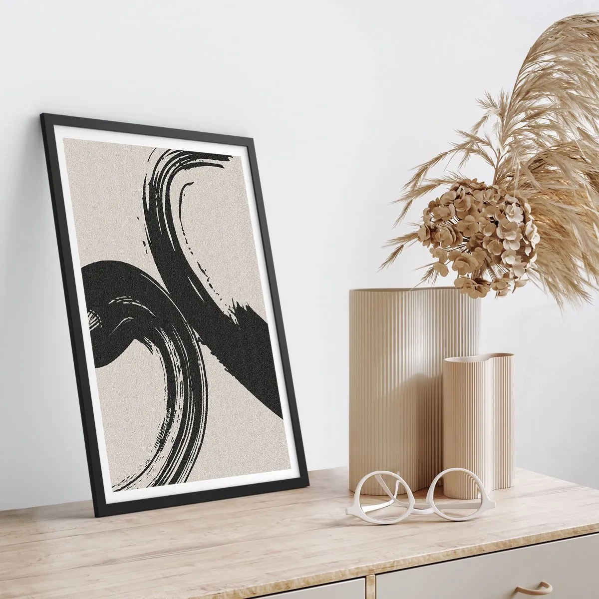 Poster in einem schwarzem Rahmen - Dynamische Pinselstriche auf beigem Hintergrund - 50x70cm - Ausladend und kreisförmig - Moderne Wanddekoration für Wohnzimmer und Schlafzimmer ARTTOR