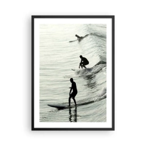Poster in einem schwarzem Rahmen - Drei Surfer reiten in monochromem Stil auf den Wellen - 50x70cm - Gegen die Welle - Moderne Wanddekoration für Wohnzimmer und Schlafzimmer ARTTOR